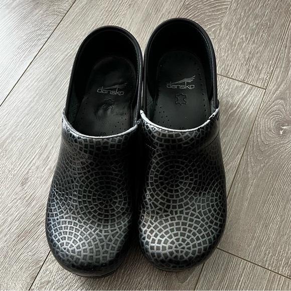 Dansko Women’s Professional Clogs Size 9.5 -10 , 40. Black and Silver Print. - Picture 1 of 7